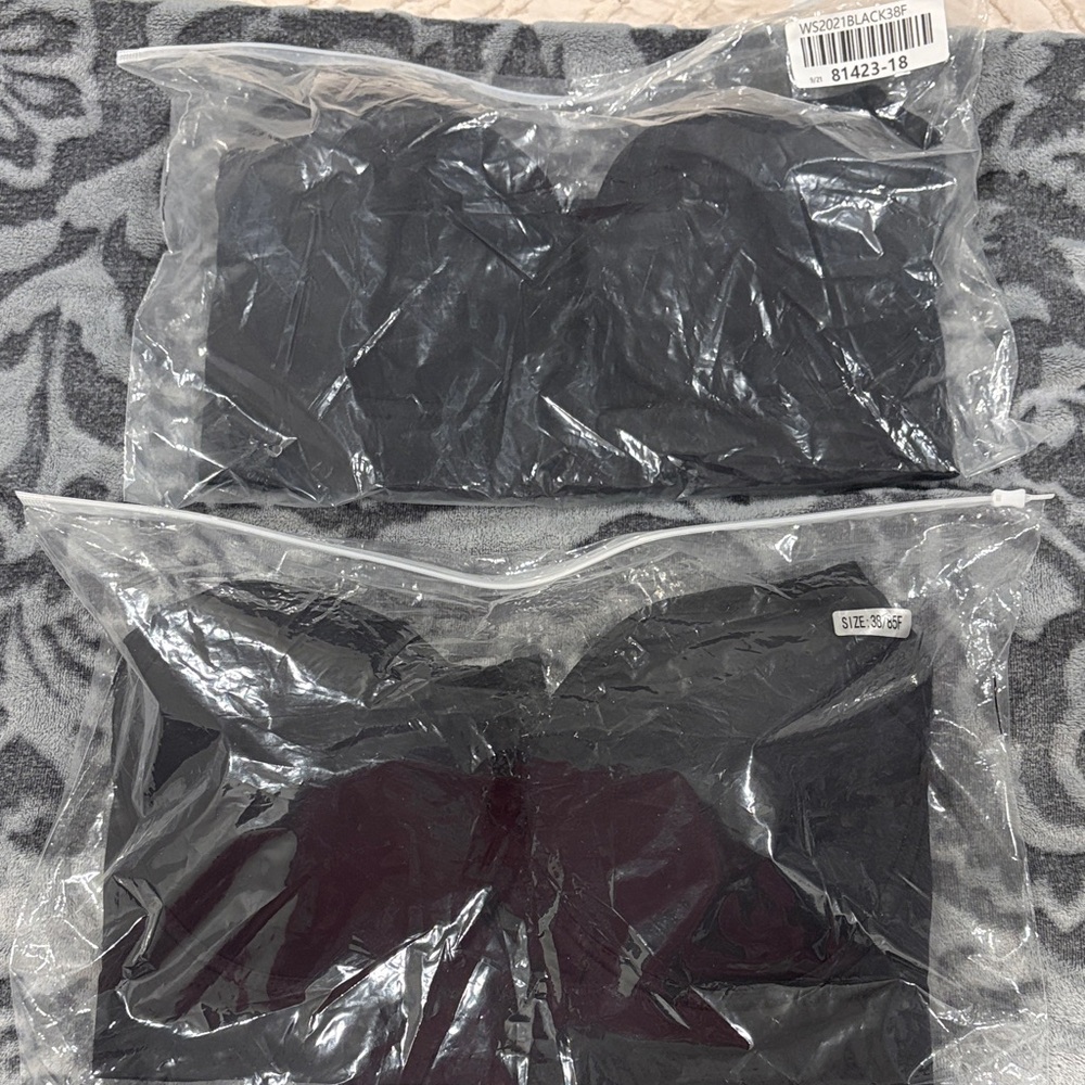 2 Black bras 38F(3D).